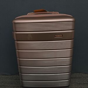 Pink Travel Bag with Ribbed Pattern and Durable Design